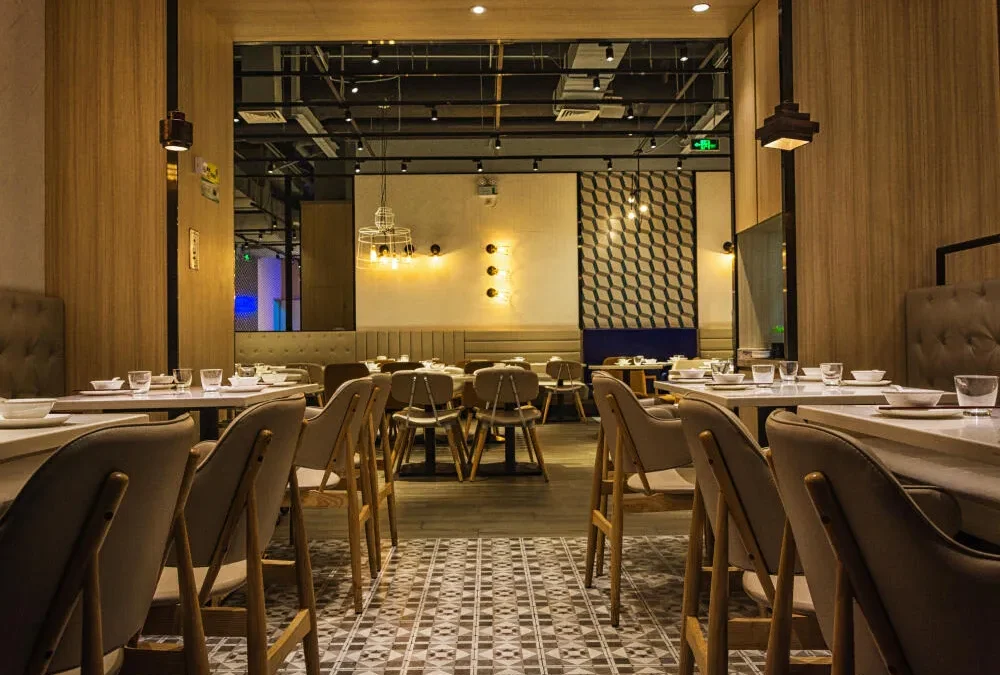 Quais são os riscos de não realizar a dedetização adequada em um restaurante?